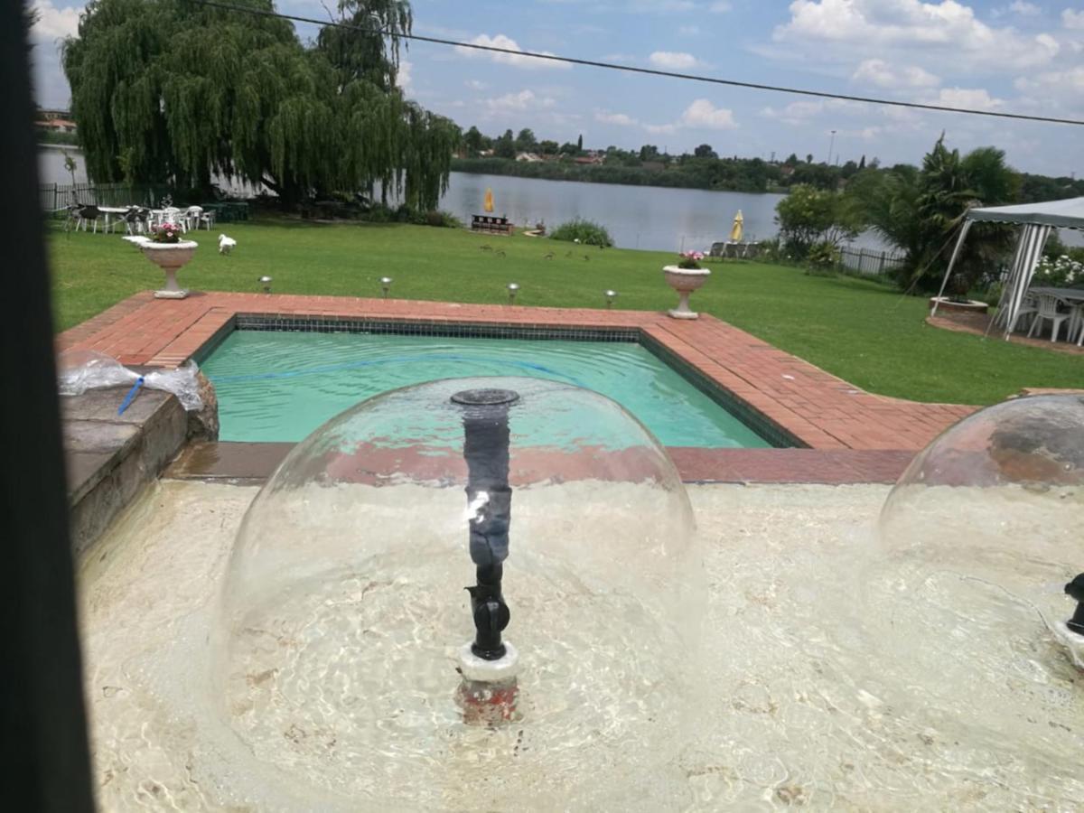 The Lakehouse Guest House Brakpan Vliegveld المظهر الخارجي الصورة
